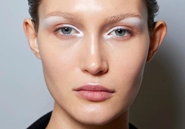 Maquillaje de ojos blanco que suaviza las ojeras y las arrugas del contorno